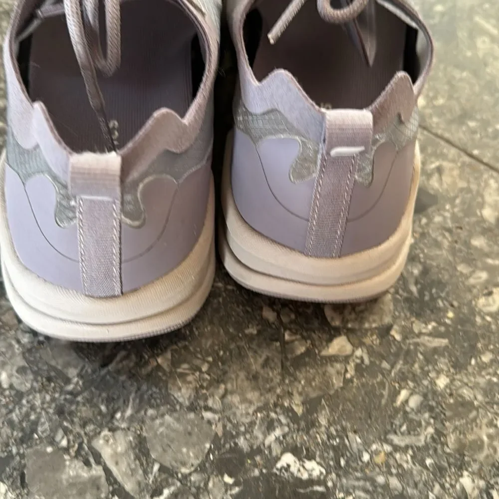 Fabletics Larchmont Performance Sneaker. Light plum. Mesh insets. Lace-up. 7.5